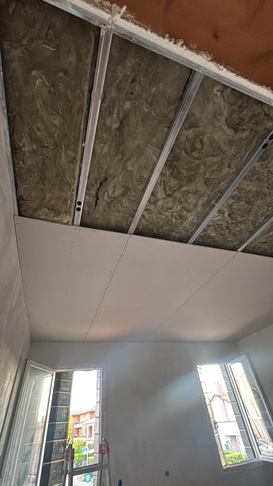 Realizzazione di controsoffitto in cartongesso con isolamento