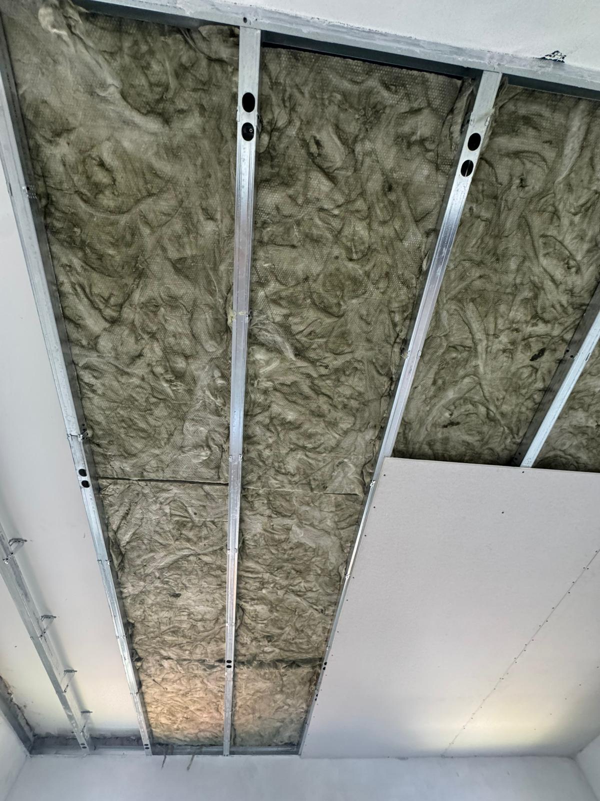 Controsoffitto in cartongesso con isolamento in corso d'opera