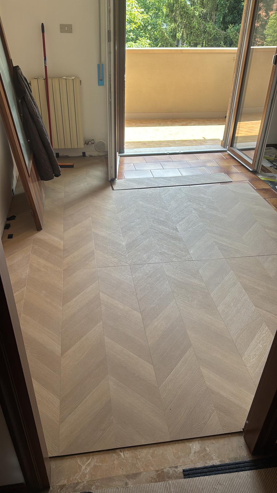 Pavimento effetto legno a spina ungherese posato in appartamento