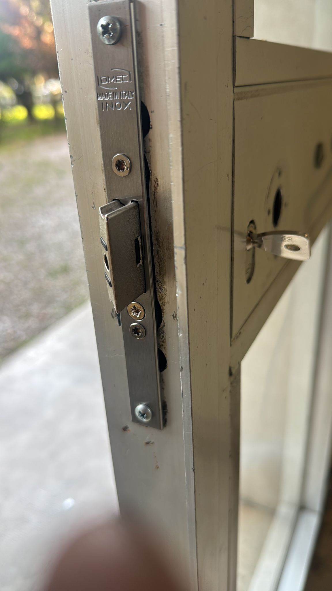 Dettaglio serratura e ferramenta su porta blindata